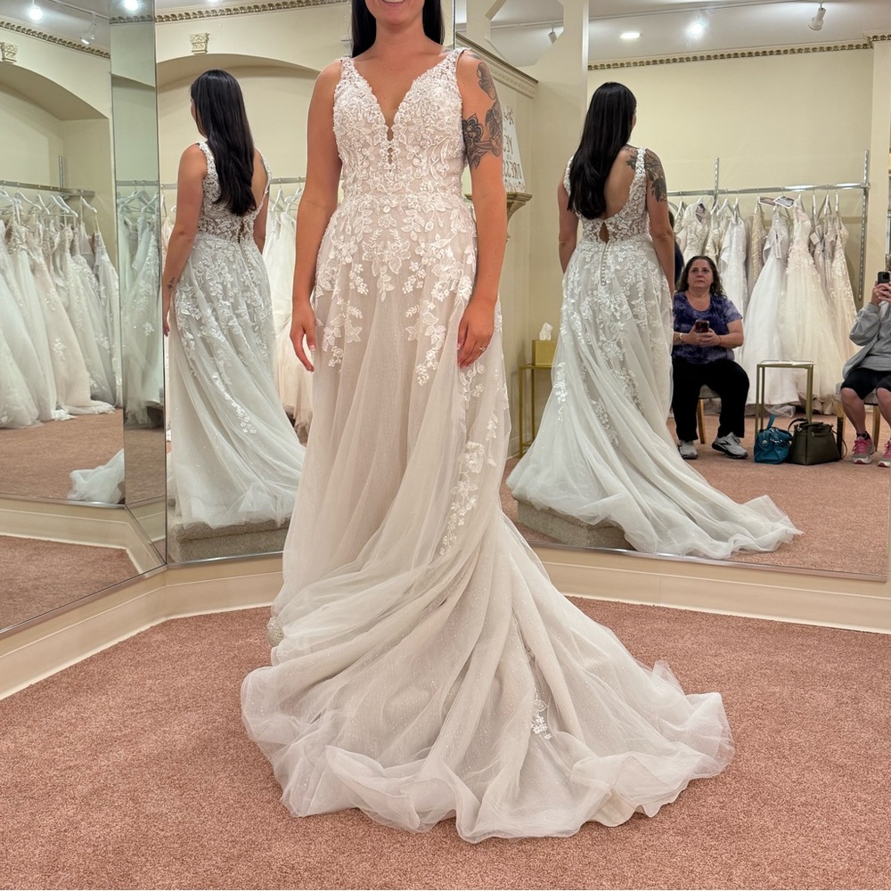 Elegant White Lace Wedding Dress